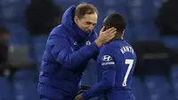 Manajer tim Chelsea, Thomas Tuchel (kiri) merayakan kemenangan 2-0 atas Newcastle United bersama gelandang N'Golo Kante usai berakhirnya laga lanjutan Liga Inggris 2020/21 pekan ke-24 di Stamford Bridges, London, Senin (15/2/2021). (AFP/Adrian Dennis/Pool)