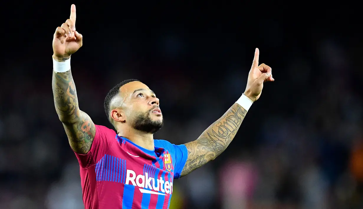 Blaugrana baru bisa membuka keunggulan di babak kedua, tepatnya pada menit ke-49. Memphis Depay sukses melesatkan bola ke sudut tiang jauh gawang Alaves yang tak mampu dijangkau oleh kiper Antoni Siverra. (AFP/Pau Barrena)