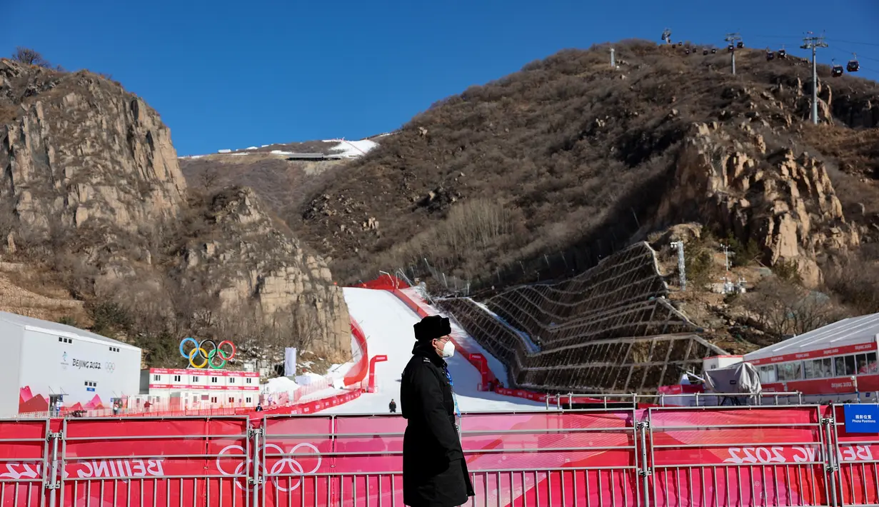 Personel keamanan berjalan di Pusat Ski Alpine Nasional Yanqing menjelang Olimpiade Musim Dingin Beijing 2022 di distrik Yanqing, 2 Februari 2022. Pusat ski Alpine yang selesai pada Juni 2021 itu terdiri atas trek sepanjang 9,2 km dengan turunan vertikal maksimum 900 meter. (Dimitar DILKOFF/AFP)