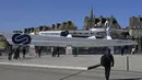 Sejumlah pengunjung melihat perahu Energi Observer yang dipamerkan di kota Saint-Malo, Prancis (4/7). Rencananya perahu ini akan melakukan tur dunia selama enam tahun. (AFP Photo/Damien Meyer)