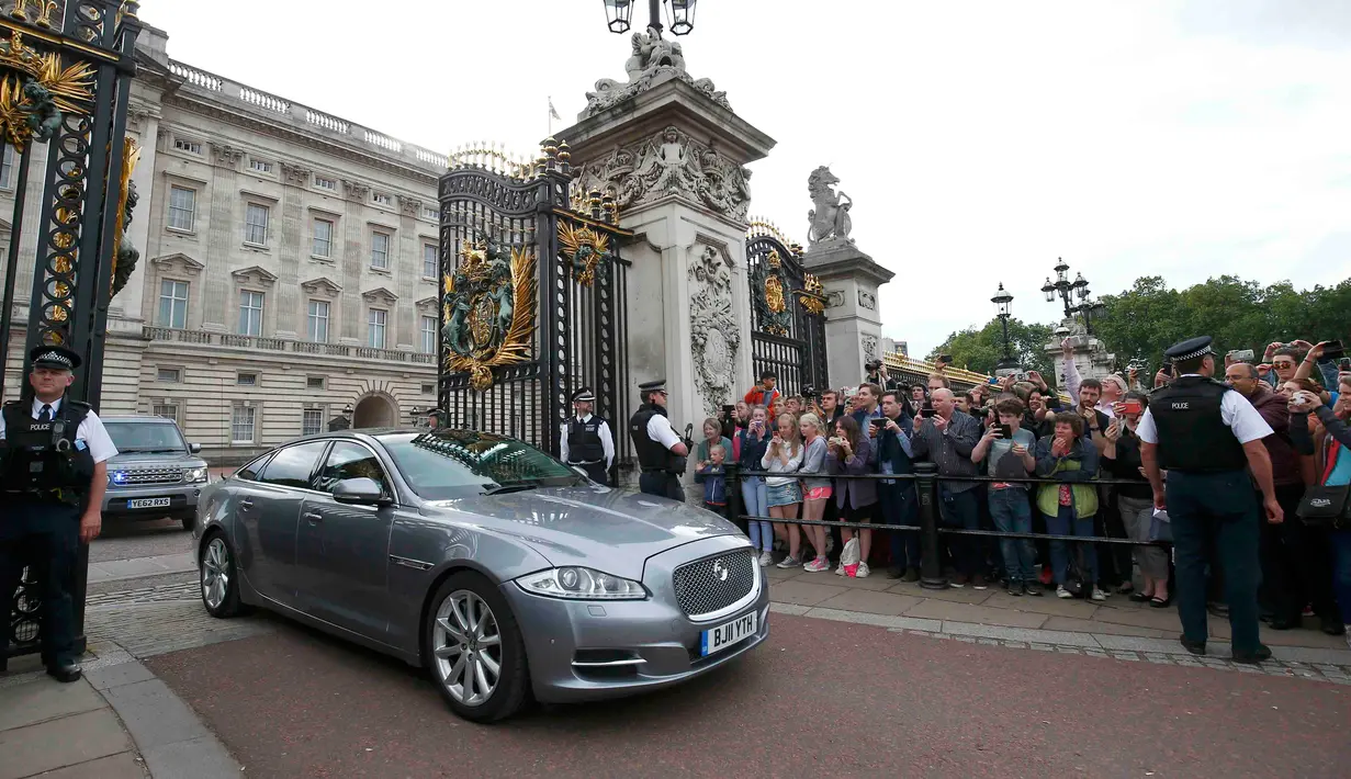 PM Inggris yang baru, Theresa May saat berada di dalam mobil usai bertemu Ratu Elizabeth di Istana Buckingham, London, Inggris (13/7). Theresa memulai karier politiknya setelah terpilih sebagai anggota parlemen pada 1997. (REUTERS/Stefan Rousseau/Pool)