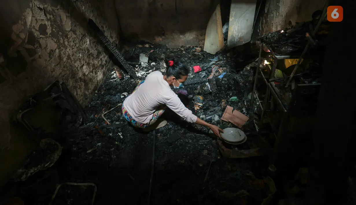 Warga mengais sisa barang yang masih bisa diselamatkan dari puing rumah yang terbakar di Jalan Kramat Pulo Dalam, Senen, Jakarta Pusat, Jumat (9/10/2026). (KLY/Budy Santoso)