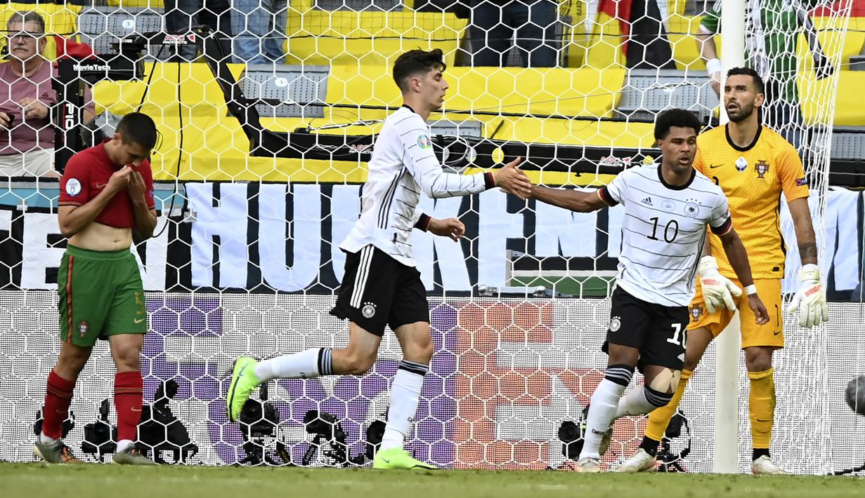 Gol bunuh diri ke-5 juga terjadi di laga Grup F saat Portugal menghadapi Jerman (19/6/2021). Bek Portugal asal Borussia Dortmund, Raphael Guerreiro melakukan gol bunuh diri pada menit ke-39 yang membuat Jerman unggul 2-1. Hasil akhir, Portugal kalah 2-4. (Foto: AP/Pool/Philipp Guelland)