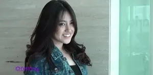 Nabilah JKT48 harus beradu akting dengan Herjunot Ali dan Boy William dalam film ‘Sunshine Becomes You’. Ternyata, meskipun diapit dua senior yang tampan, itu tidak membuat Nabilah canggung dan kaku saat beradegan.