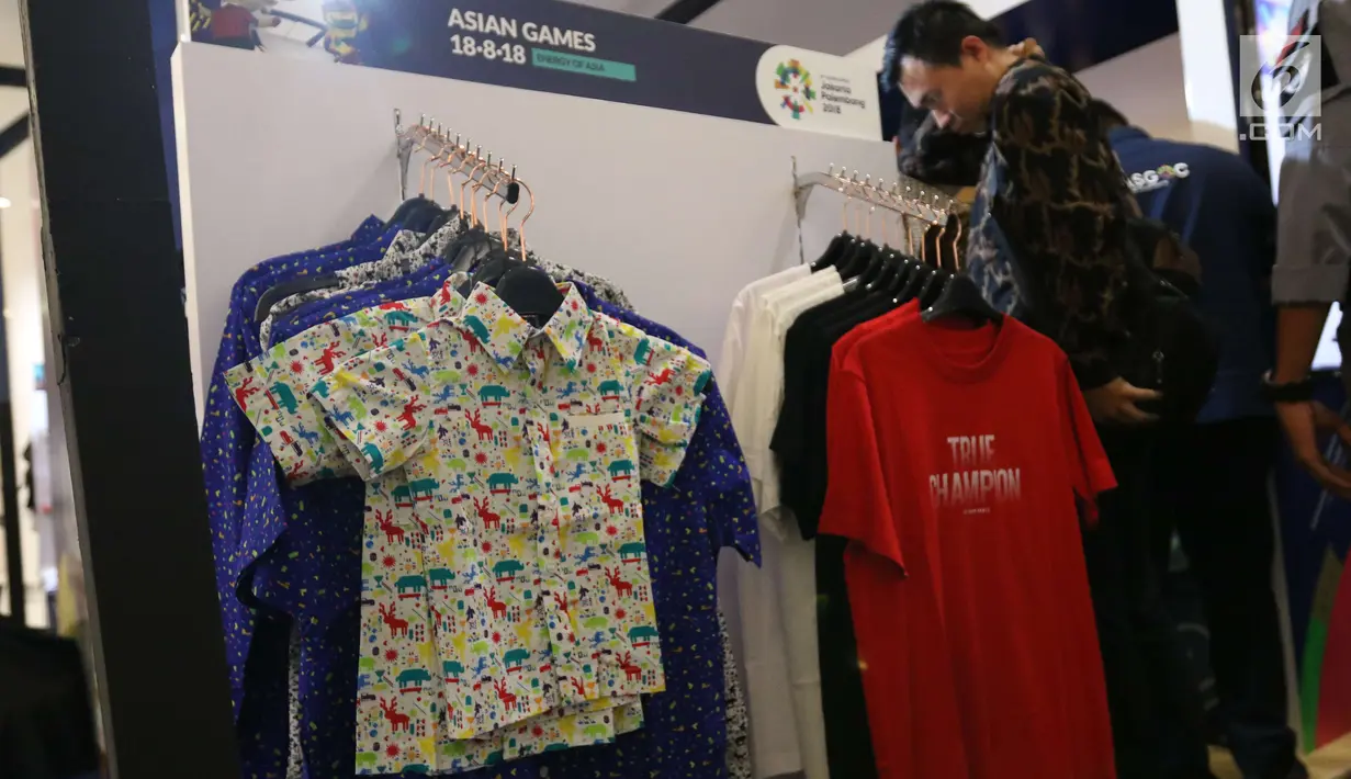 Pernak-pernik resmi Asian Games 2018 usai diluncurkan di Senayan City, Jakarta, Jumat (23/3). Peluncuran ini sekaligus mendukung pemberdayaan ekonomi rakyat karena pembuatannya melibatkan perusahaan lokal dan UMKM. (Liputan6.com/Angga Yuniar)