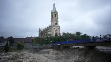 Sungai Bela mengalir melewati sebuah gereja saat banjir di Mikulovice, Republik Ceko, Sabtu, 14 September 2024. (AP Photo/Petr David Josek)