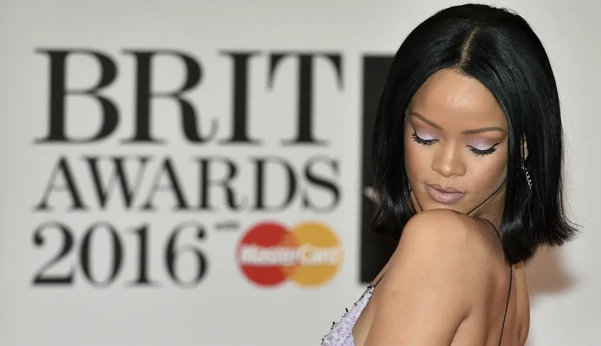 Sebagai seorang penyanyi ternama di dunia, tentu saja banyak penggemar yang memberikan hadiah spesial untuk sang idola. Tak khayal jika konser berlangsung, banyak penggemar yang sengaja melemparkan hadiahnya ke atas panggung. (AFP/Bintang.com) 