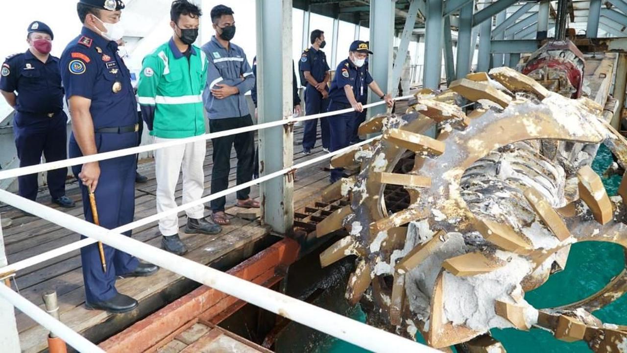 KKP menghentikan penambangan pasir timah oleh KIP Octopus di Perairan Bangka karena ada dugaan perusakan lingkungan yang terjadi akibat penambangan. (Dok KKP)