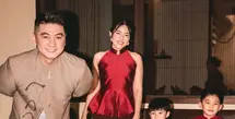 Chef Arnold dan Tiffany Soetanto rayakan Imlek dengan vibes ala bangsawan China. Ada penampilan menggemaskan dari Butter [@tiffanysoetanto]