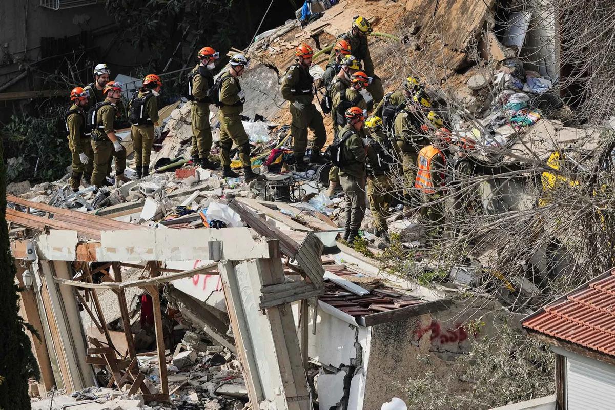 FOTO: Rudal Iran Hantam Permukiman di Haifa Israel