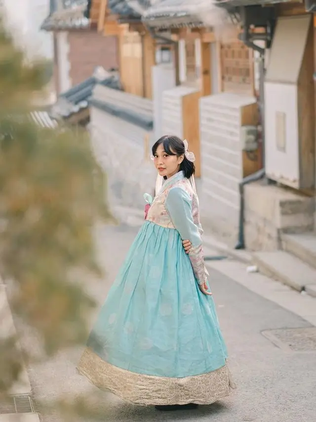 Rinni Wulandari yang juga kenakan hanbok saat berlibur ke Korsel (Instagram/ rinni_w)