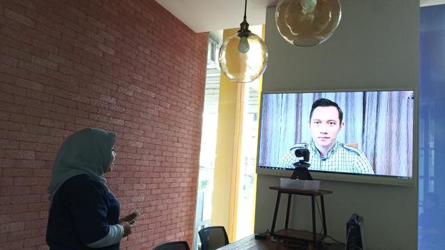 Wawancara khusus Redaktur Pelaksana Liputan6.com Telni Rusmitantri dengan Agus Harimurti Yudhoyono di Singapura pada Kamis (14/2/2019) tentang kondisi kesehatan Ani Yudhoyono. (Foto: Liputan6.com/Benedikta Desideria)