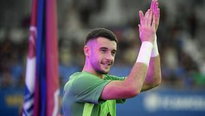 Kiper Barcelona asal Spanyol #01, Joan Garcia, bertepuk tangan sebelum pertandingan Joan Gamper Trophy ke-60 antara FC Barcelona dan Como 1907 di Stadion Johan Cruyff, Barcelona, pada 10 Agustus 2025. (Josep LAGO/AFP)