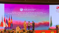 Penandatanganan traktat kerja sama (TAC) antara Arab Saudi dan ASEAN dalam pertemuan ke-56 menlu ASEAN, Rabu (12/7/2023). (Liputan6/Benedikta Miranti)