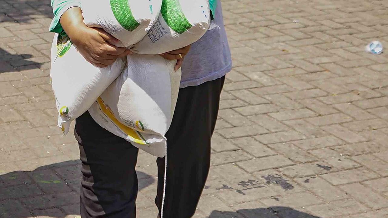 FOTO: 20 Kg Beras untuk Warga Rentan, Pemerintah Gulirkan Bansos Pangan