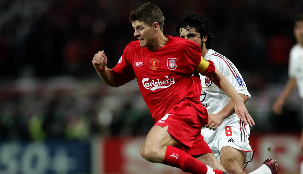 Steven Gerrard. Gelandang Inggris yang kini berusia 42 tahun ini dilepas gratis Liverpool ke LA Galaxy pada awal musim 2015/2016 lalu setelah berseragam the Reds hampir 17 tahun. Ia berperan penting saat laga final Liga Champions 2004/2005 menghadapi AC Milan. Ia menjadi pembuka gol dalam comeback Liverpool usai tertinggal 0-3 di babak pertama. Hasil akhir, Liverpool berhasil menyamakan skor 3-3 dan akhirnya memenangi gelar Liga Champions usai menang adu penalti. Bersama Liverpool ia total tampil dalam 709 laga di semua ajang dengan torehan 185 gol dan 152 assist. Sejak November 2021 Steven Gerrard dipercaya membesut Aston Villa di Liga Inggris. (AFP/Filippo Monteforte)