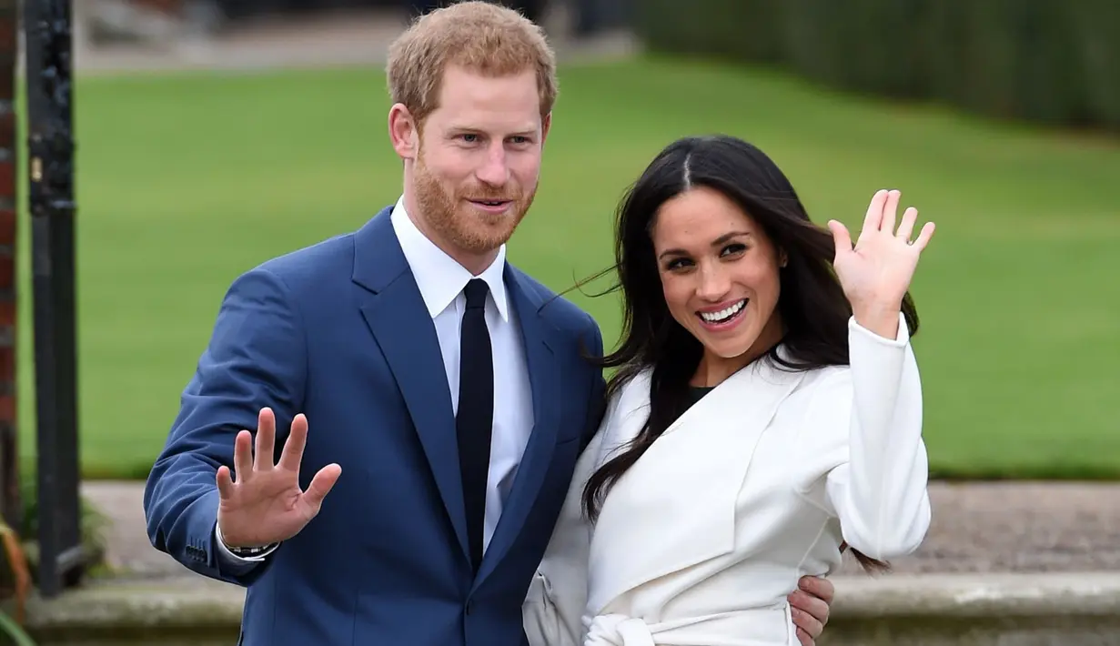 Pangeran Harry dan aktris AS, Meghan Markle berpose untuk media saat mengumumkan pertunangan mereka di Kensington Palace, London, Senin (27/11). Pangeran Harry dan Meghan Markle akan menikah pada musim semi 2018 mendatang. (Eddie Mulholland/Pool via AP)