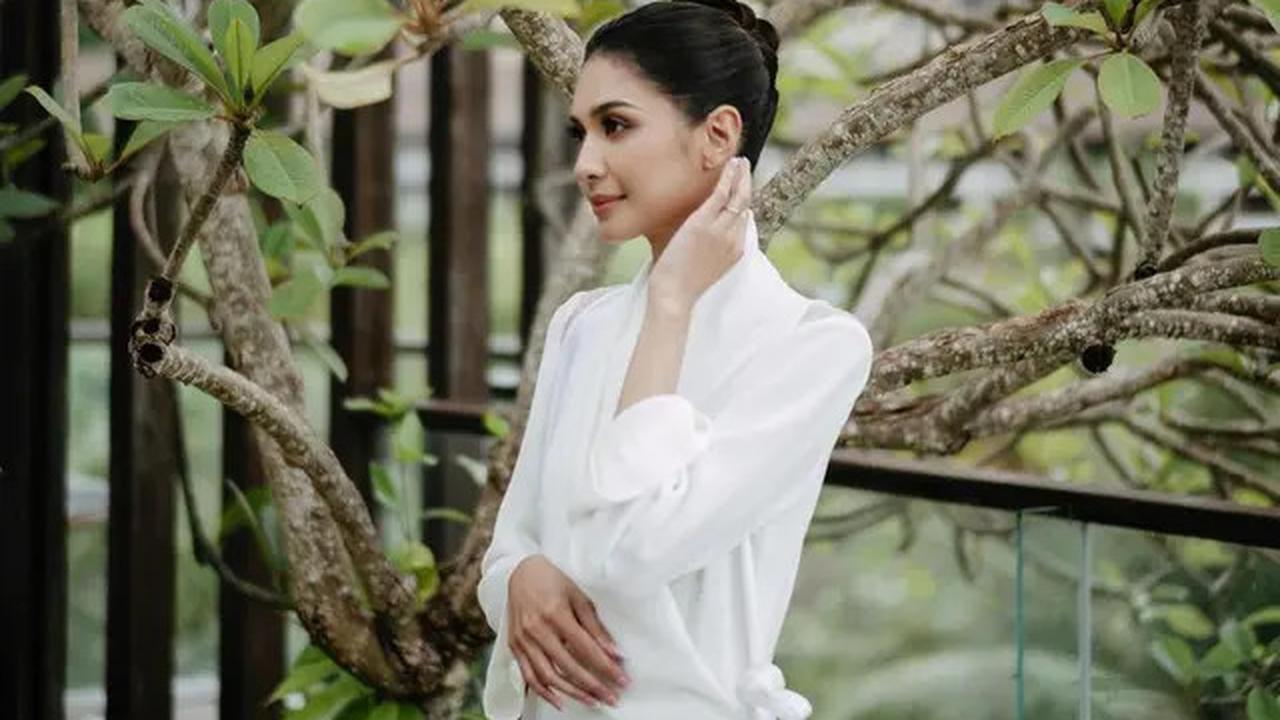 11 Model Bridal Robe Artis Indonesia, Mewah, Elegan, dan Sarat Makna