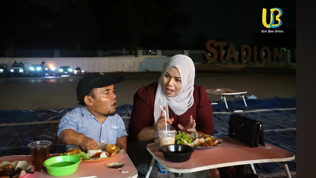 27 Tahun Bersama, Ucok Baba Ajak Sang Istri Makan Pecel Ayam di Pinggir Jalan Begitu Romantis