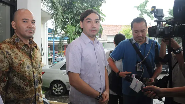 [FOTO] Ekspresi Lemas Suami Cut Tari Usai Sidang Cerai 