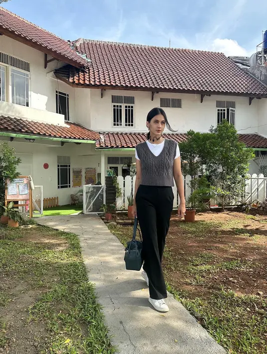 Seperti pada potret ini, Paula terlihat kece dengan OOTD kasualnya.