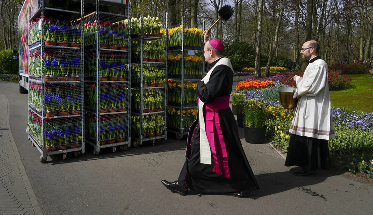 Hans van den Hende, uskup Rotterdam, memberkati pengangkutan bunga yang akan menghiasi Alun-Alun Santo Petrus untuk perayaan Paskah di Kota Vatikan di taman bunga Belanda yang terkenal di dunia, Keukenhof, Lisse, Belanda, 12 April 2022. (AP Photo/Peter Dejong)