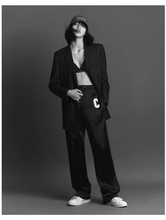 Photoshoot hitam putih menampilkan Lisa BLACKPINK yang menawan dengan pilihan outfit dari Celine. Bra yang dipadu dengan celana panjang, ditumpuk dengan oversized blazer, dan topi, inspirasi tampil anti membosankan. Foto: Instagram.