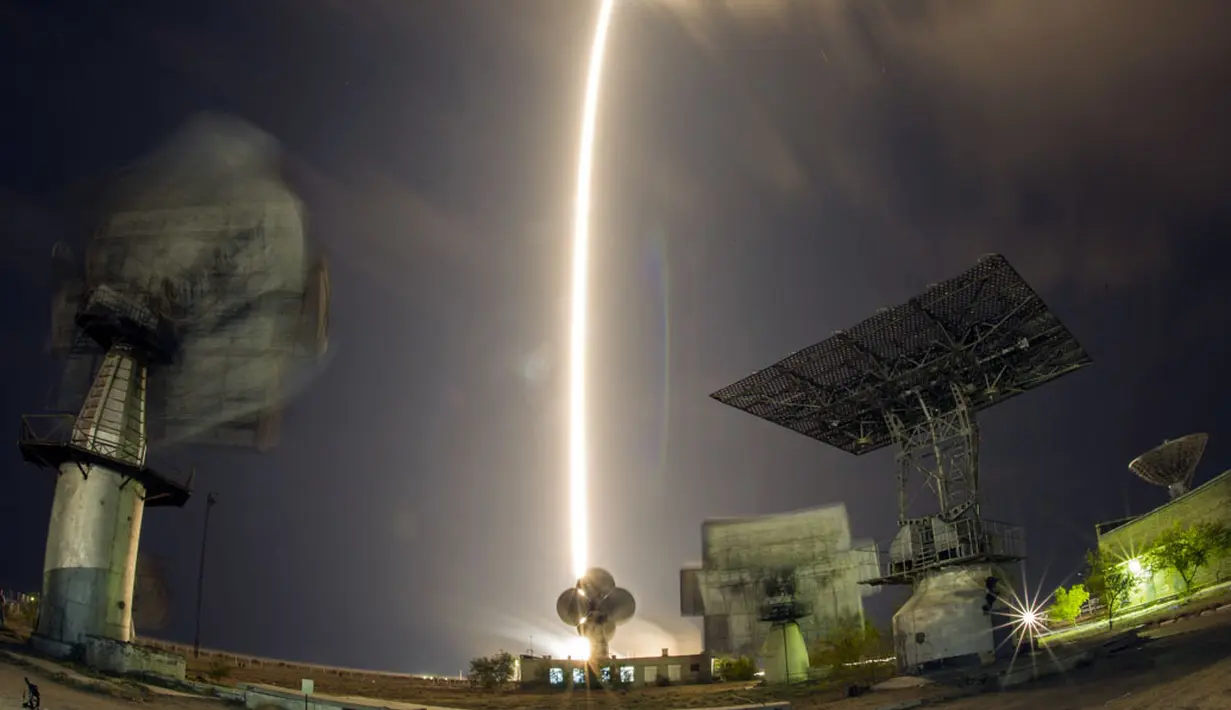 Sebuah kilatan api menandai lepas landasnya pesawat ruang angkasa Soyuz TMA-14M menuju Stasiun Luar Angkasa Internasional (ISS) dari Baikonur Cosmodrome, Kazakhstan, (26/9/2014). (REUTERS/Shamil Zhumatov)