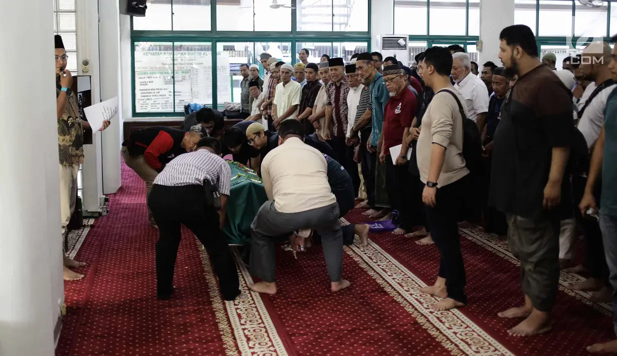 Keluarga dan kerabat bersiap membawa jenazah almarhum Andika Putra Sahadewa untuk dimakamkan di Mesjid Al-Iman, Cipinang Elok, Jakarta, Selasa (10/4). (Liputan6.com/Faizal Fanani)