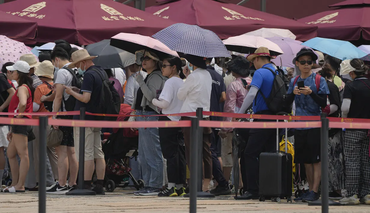 <p>Ada empat kode cuaca panas di Beijing, Warna merah untuk level paling parah dengan suhu mencapai 40 derajat celcius. (AP Photo/Andy Wong)</p>