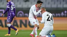 Gelandang AC Milan, Brahim Diaz berselebrasi dengan Simon Kjaer usai mencetak gol ke gawang Fiorentina pada pertandingan Liga Serie A Italia di stadion Artemio Franchi, Italia (22/3/2021). Hasil ini membuat AC Milan memangkas jarak poin dengan Inter Milan di puncak klasemen. (Spada/LaPresse via AP)