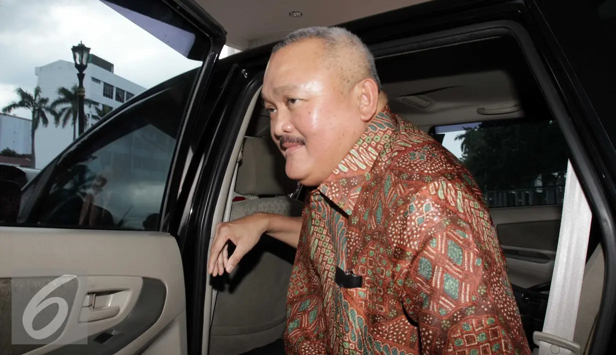 Gubernur Sumsel, Alex Noerdin keluar dari mobil saat tiba di Gedung Kejagung, Jumat (29/4). Alex Noerdin diperiksa sebagai saksi terkait kasus dugaan penyelewengan dana bantuan sosial (bansos) senilai Rp12 triliun tahun 2013. (Liputan6.com/Helmi Afandi)