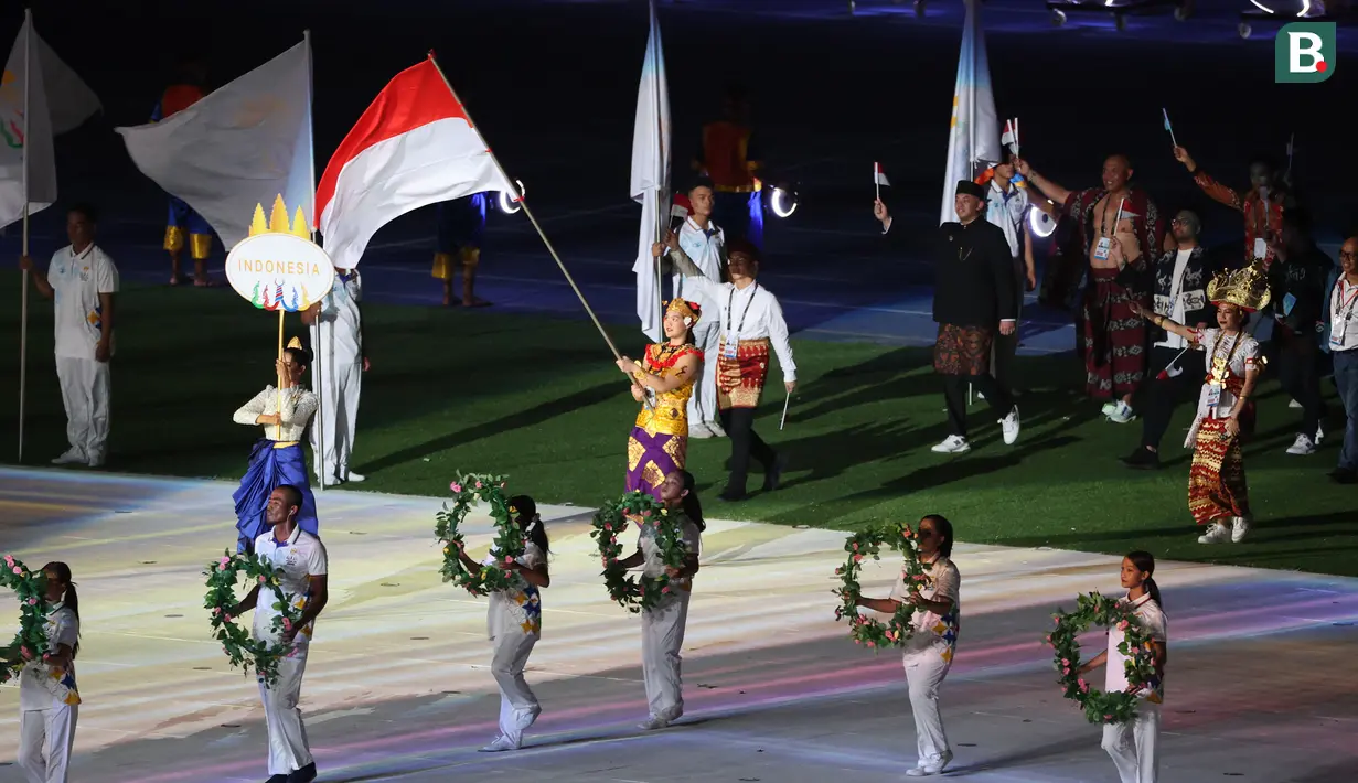 Mengenakan baju adat Bali, Flairene Candrea Wonomiharjo tampil menawan sambil membawa bendera Merah Putih di genggaman. (Bola.com/Abdul Aziz)
