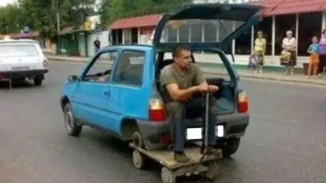 7 Cara Nyeleneh Orang Ganti Roda Mobil dalam Keadaan Darurat Ini Kreatif Banget