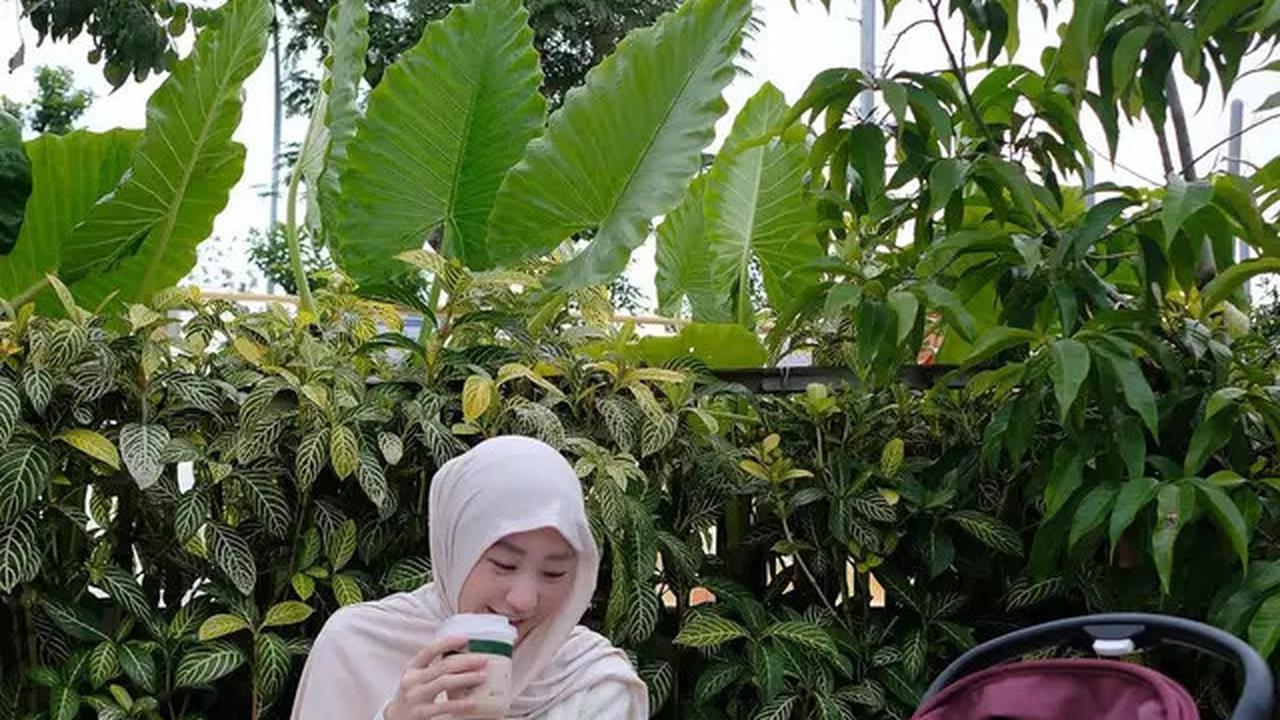 6 Gaya Outfit Larissa Chou saat Momong Anak Kedua, Tetap Modis dan Anggun