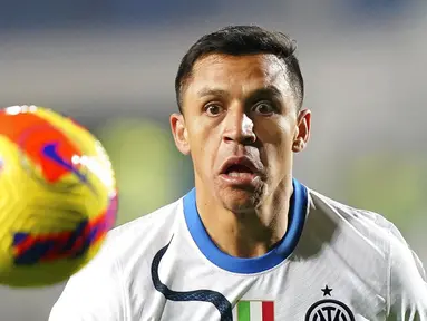 Pemain Inter Milan Alexis Sanchez melihat bola saat melawan Atalanta pada pertandingan sepak bola Liga Italia di Stadion Gewis, Bergamo, Italia, 16 Januari 2022. Pertandingan berakhir imbang 0-0. (Spada/LaPresse via AP)