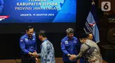 Ketua Umum Partai Demokrat Agus Harimurti Yudhoyono (kiri) saat menerima bakal calon kepala daerah yang diusung dalam Pilkada Serentak 2024 di kantor Dewan Pimpinan Pusat (DPP) Partai Demokrat, Jakarta, Kamis (15/8/2024). (Liputan6.com/Angga Yuniar)