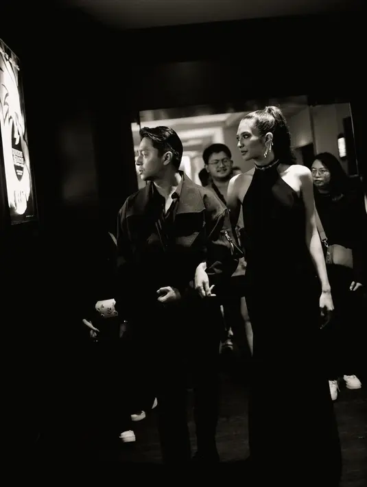 Deva Mahenra terlihat memakai jaket dari Jan Sober. Dan Mikha mengenakan dress halter hitam dari Stella Rissa. [@devamahenra]