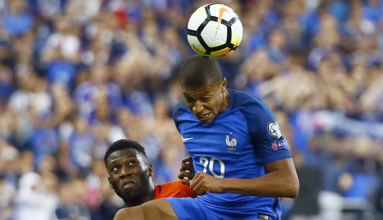 Duel Kylian Mbappe (kanan) dan pemain Belanda, Timothy Fosu-Mensah pada kualifikasi Piala Dunia 2018 Grup A di Stade de France stadium, Saint-Denis, (31/8/2017). Prancis menang 4-0. (AP/Francois Mori)