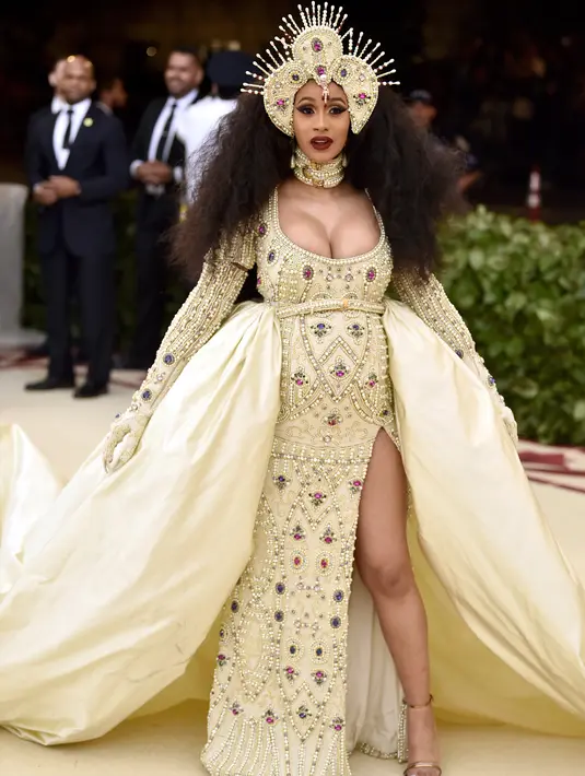 Penyanyi Cardi B berpose saat menghadiri Met Gala 2018 di Metropolitan Museum of Art, New York (7/5). Cardi B menghadiri Met Gala 2018 dalam kondisi hamil besar. (Photo by Evan Agostini/Invision/AP)