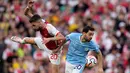 Manchester City membuka peluang pertama pada menit ke-5. Namun tembakan Nathan Ake melambung ke atas saat sudah satu lawan satu dengan David Raya. (AP Photo/Kirsty Wigglesworth)
