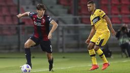 Bek Bologna, Aaron Hickey, menggiring bola saat menghadapi Parma pada laga lanjutan Liga Italia di di Stadion Renato Dell'Ara, Selasa (29/9/2020) dini hari WIB. Bolongna menang 4-1 atas Parma. (Filippo Rubin/LaPresse via AP)