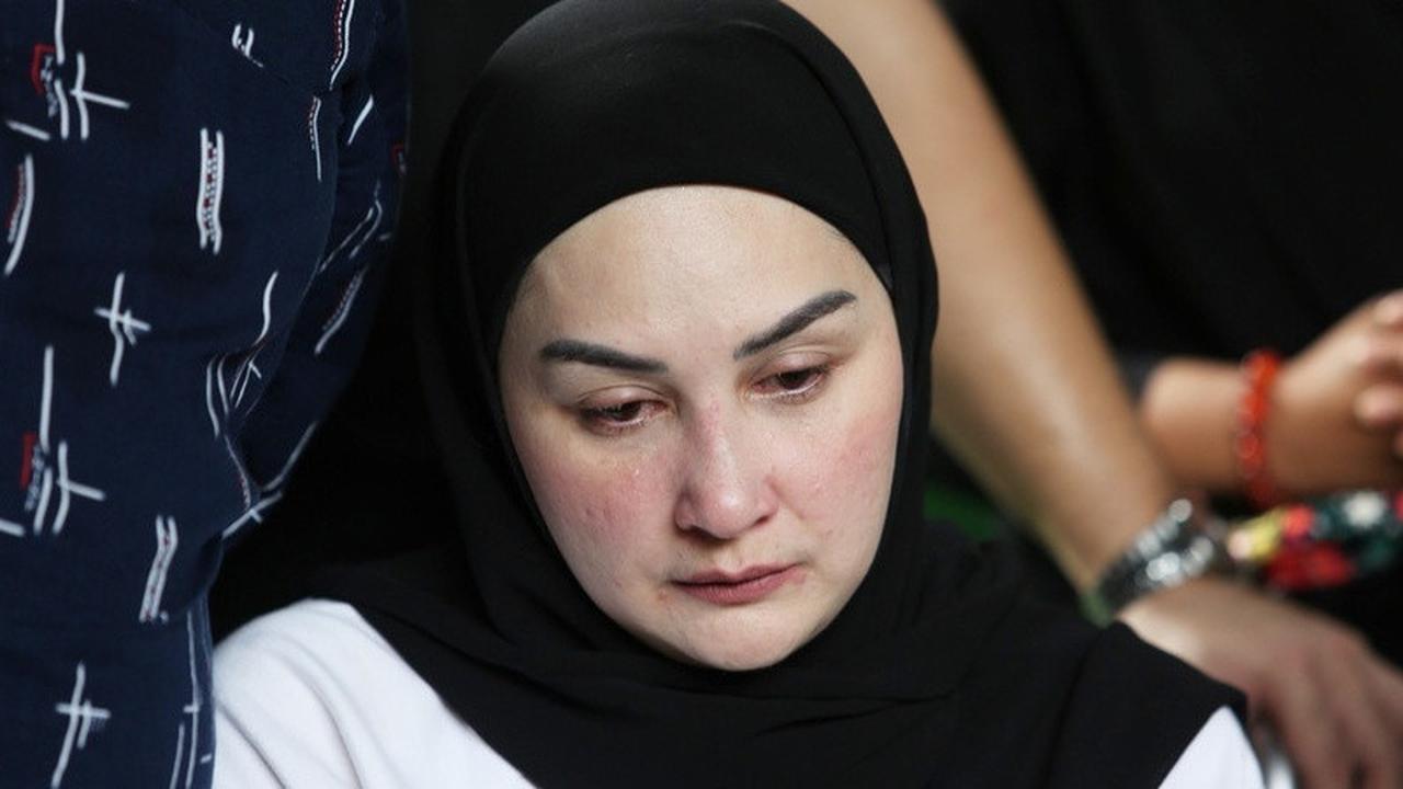Potret Pemakaman Ayah Mona Ratuliu Penuh Haru, Keluarga & Kerabat Tak Kuasa Menahan Air Mata