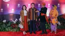 Perdana Menteri Jepang Fumio Kishida (kedua kiri) dan istrinya Yuko Kishida (kiri) disambut oleh Presiden Indonesia Joko Widodo atau Jokowi (kedua kanan) dan Ibu Negara Iriana Widodo (kanan) pada gala dinner KTT ke-43 ASEAN di Jakarta, Indonesia, Rabu (6/9/2023). (Mast IRHAM/POOL/AFP)