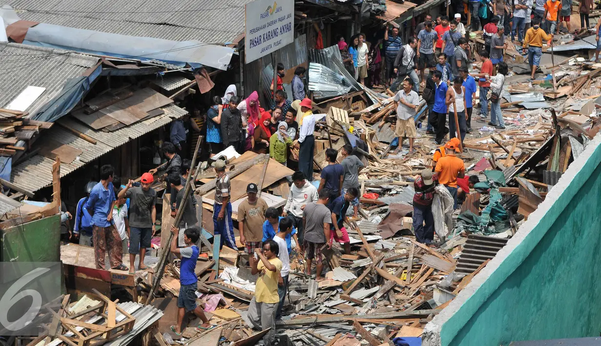 Para pedagang merapihkan barang miliknya saat pembongkaran Pasar Karang Anyar, Jakarta Pusat, Rabu (16/9/2015). Pemprov DKI menyiapkan Pasar Rajawali sebagai tempat pengganti. Tapi, tawaran itu ditolak pedagang. (Liputan6.com/Gempur M Surya)