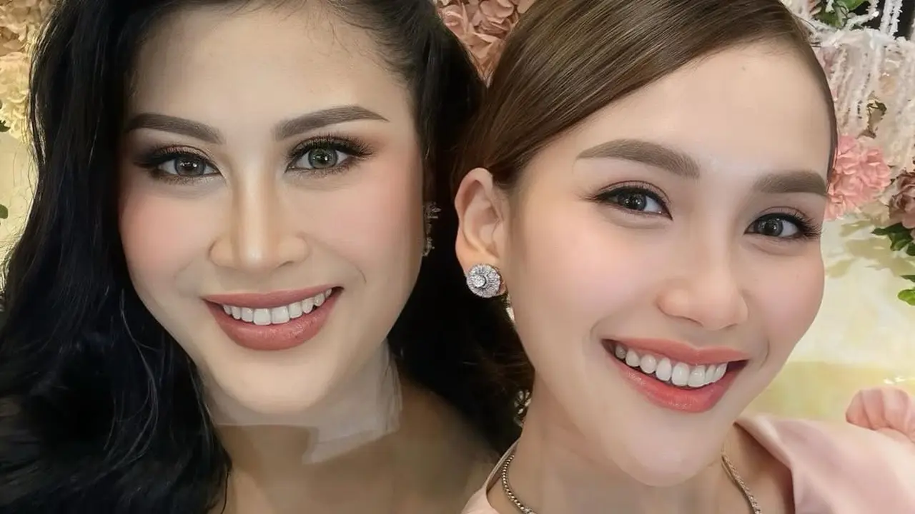 Ayu Ting Ting saat Hadir di Resepsi Pernikahan Boiyen