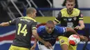 Penyerang Everton, Richarlison, berebut bola dengan pemain Southampton pada laga lanjutan Premier League pekan ke-34 di Goodison Park, Jumat (10/7/2020) dini hari WIB. Everton bermain imbang 1-1 atas Southampton. (Peter Byrne/Pool via AP)