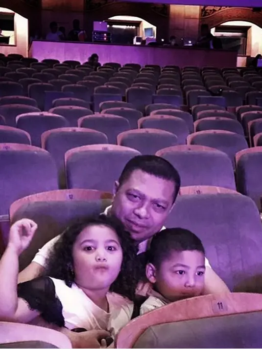 "Lagi temanin mami rehearshal" tulis Raul Lemos bersama dengan kedua anaknya. Krisdayanti menjalani konser Romansa selama tiga hari di Istana Budaya, Kuala Lumpur, Malaysia. (Instagram/krisdayantilemos)
