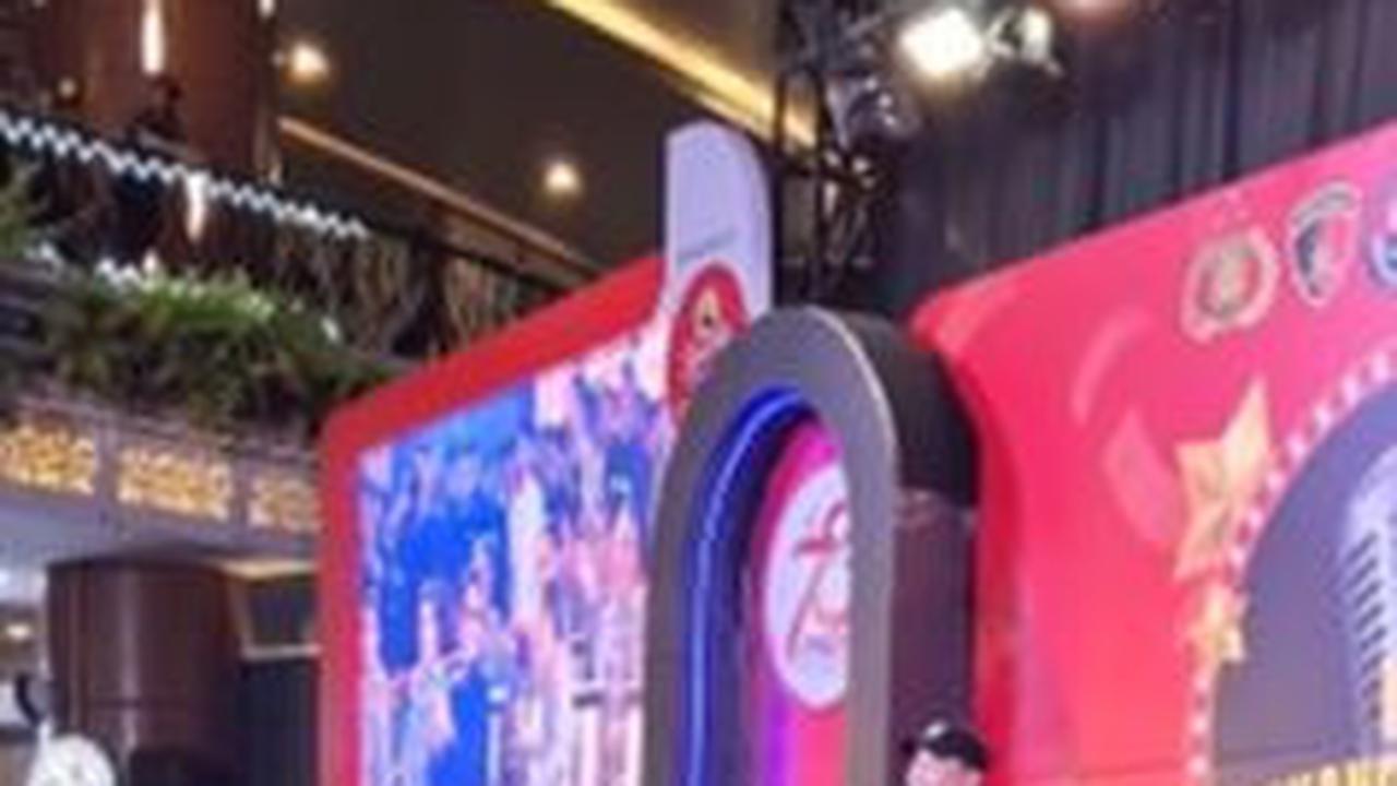 "Eh ada idolaku nih Bapak Wakapolri. Tepuk tangan dong," ujarnya. <br>