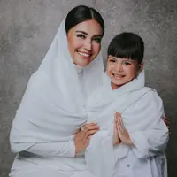 Melihat kondisi anaknya, Denada memutuskan membawa putrinya untuk memeriksanya ke dokter. Ia langsung gemetar saat mendengar kondisi cucunya yang di diagnosa dokter terkena penyakit kanker darah. (instagram/senator_emiliacontessa)